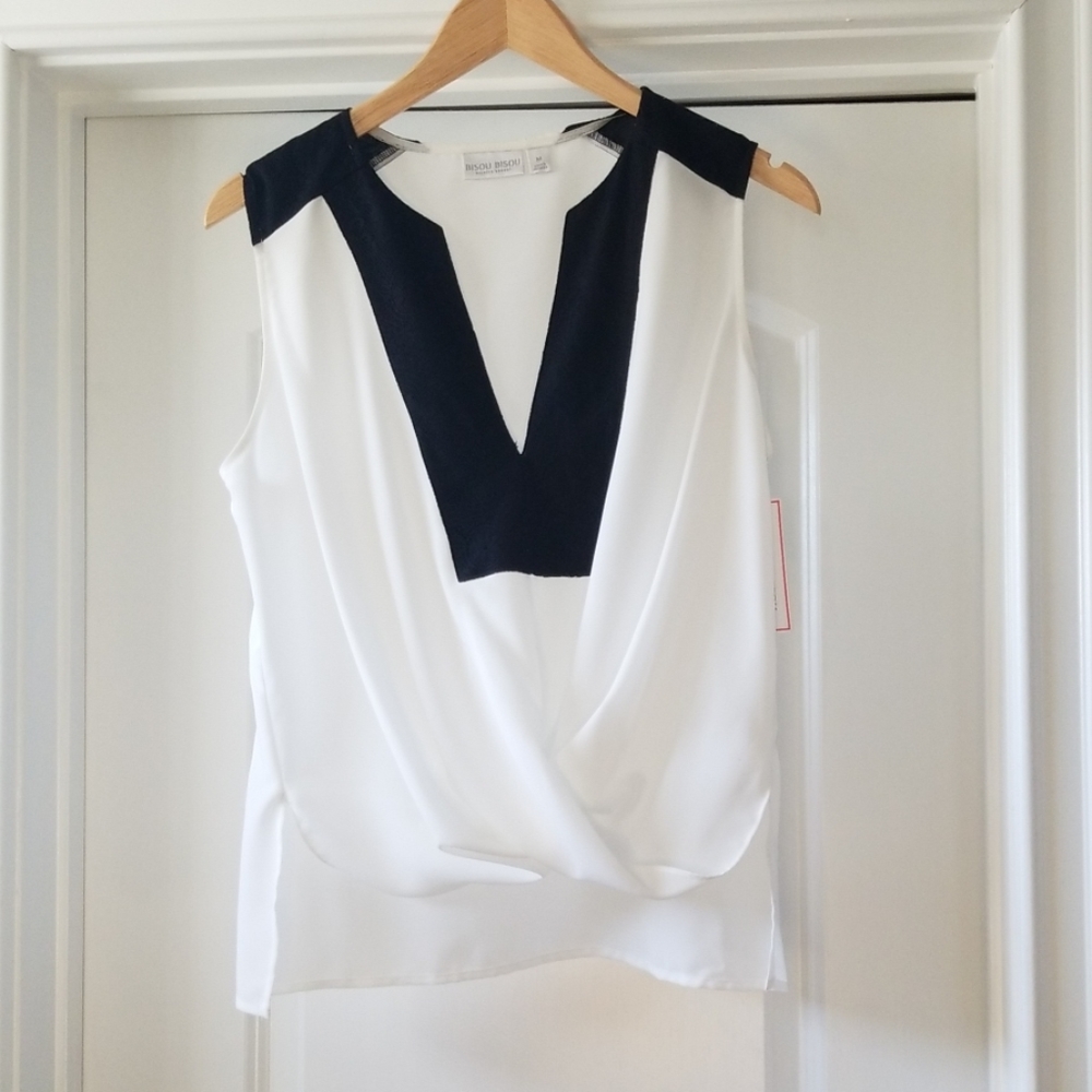Womans top, sleeveless deep V front